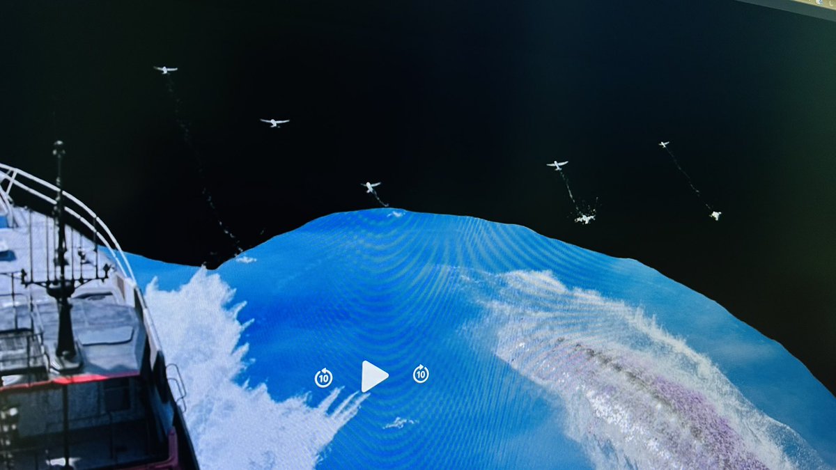 Cool little detail noticed in the Boat Chase VFX breakdowns for #JurassicWorldRebirth 

Notice the flying fish skittering ahead of the Mosasaur!