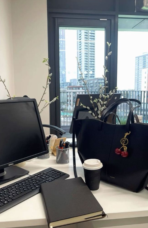 kkyyymm_'s tweet photo. City views, coffee, and a desk ready to conquer Tuesday. Letโs get to work. โ๐๏ธ๐ฅ๏ธ #AugustInAction #TuesdayWorkFlow #AugustVibes #OfficeGoals #CityLife #DeskSetup #WorkDayReady #coffeebreakla7 https://t.co/a5y6cbTb8z