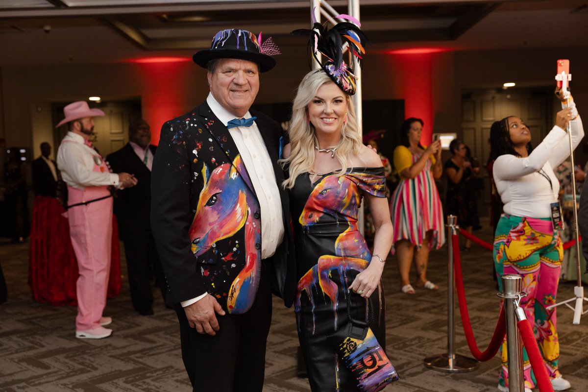 Unbridled_Eve's tweet image. The outfits? Unbridled. 💃🕺 From head-turning hats to statement suits, our guests brought the style and the personality to match.

#UnbridledEve #UE25 #fashionstatement #fashioninspo #Derbyfashion
