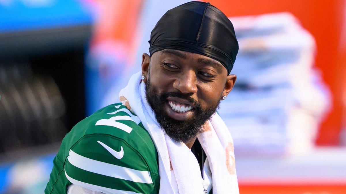 AroundTheNFL's tweet photo. Jets backup QB Tyrod Taylor being evaluated for knee injury
https://t.co/A1i3l4mFMo https://t.co/Xlgxoc1J7s
