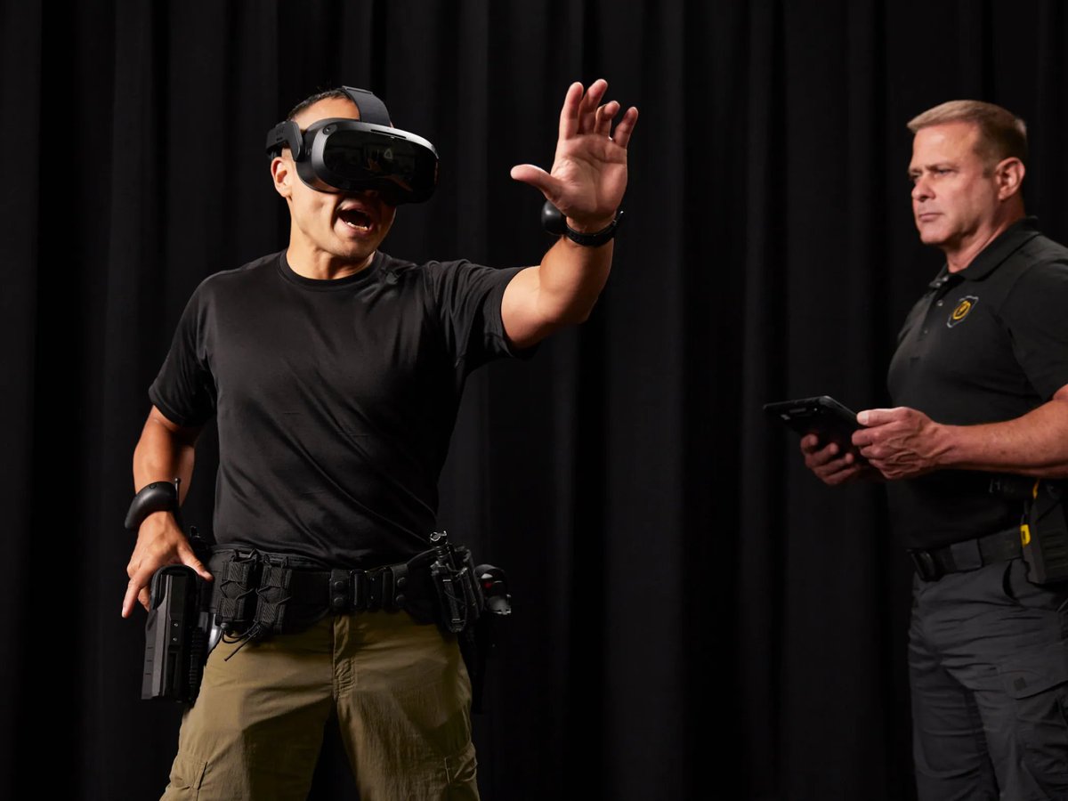 TradersCom's tweet image. Law enforcement technology firm Axon the top S&amp;amp;P 500 gainer today. 
$AXON 856.00 +111.12 +(14.92%)
Following earnings; beating EPS by $0.67, beat on rev &amp;amp; raising FY25 guidance.
- TASER electrical weapons
- New generative #artificial_intelligence AI features, incl #DraftOne 
#SPX