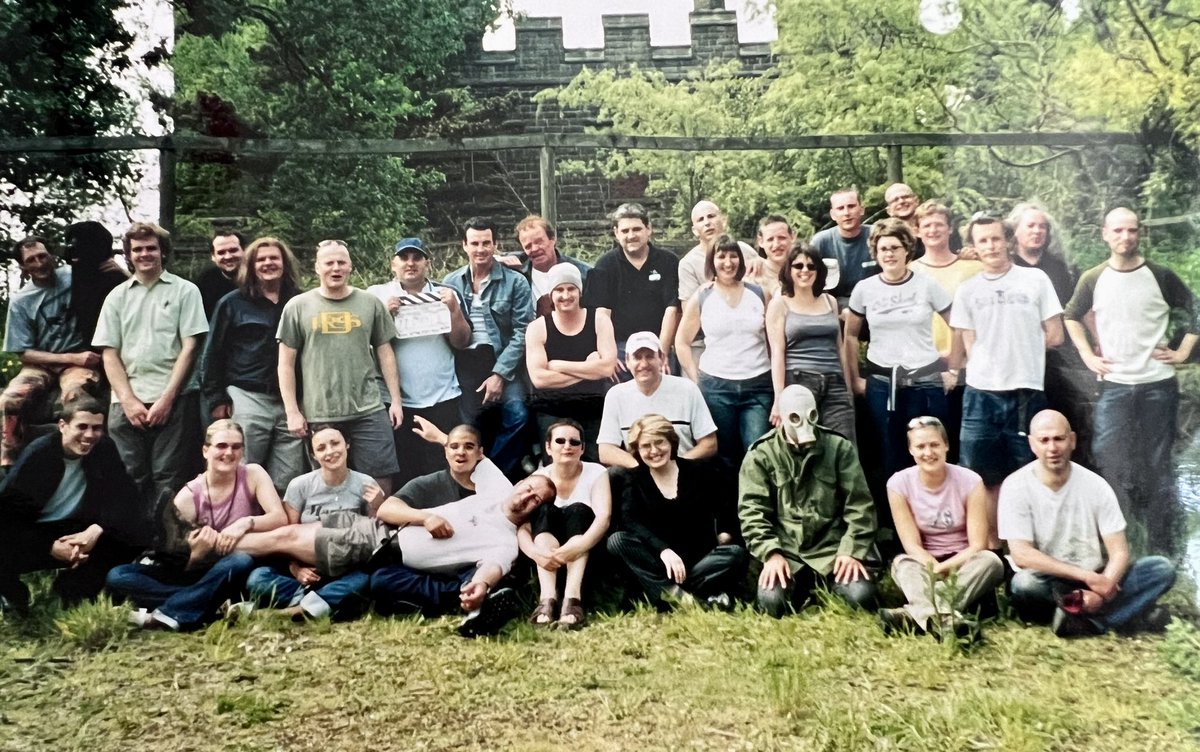 deadmansshoesfp's tweet photo. Cast and crew photo taken at #RiberCastle, Matlock.
Name the film?🤔🎬😉
#deadmansshoesfp #onedown https://t.co/uJSR15TKrd