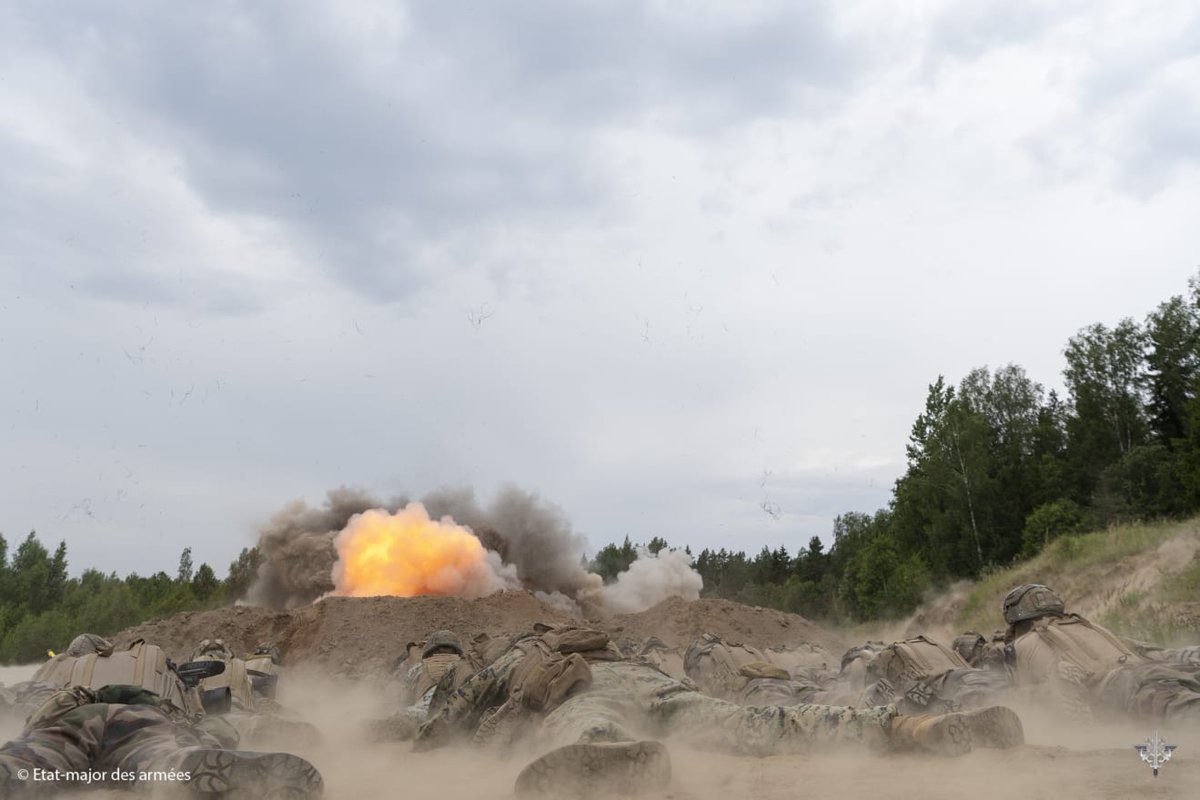 FrForcesEstonia's tweet photo. Charges placed, coordinated :
3, 2, 1… BOOM 💥Tapa, Estonia — Target neutralized.
🇨🇵 combat engineers from 🇬🇧 FLF MN Battle group with 🇺🇸Marines conducted a joint demolition exercise.
Precision. Interoperability. Superiority ✔️
#FrenchForces #USMarines #NATO #CombatEngineers https://t.co/5cxjjVUyVW