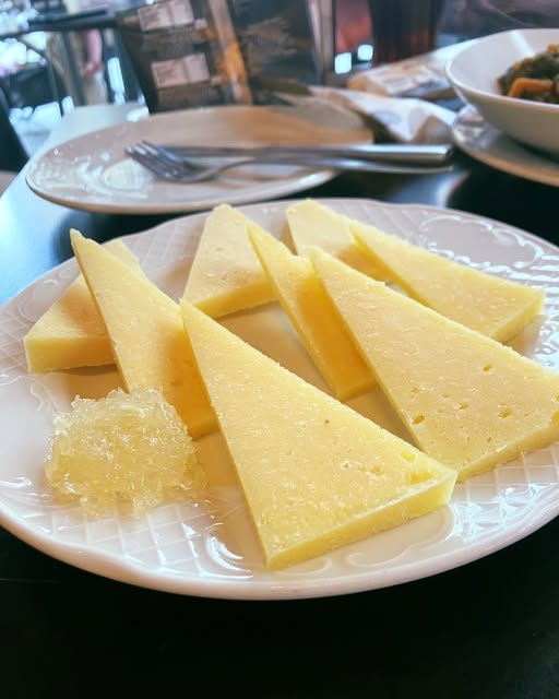 🧀✨ Un manjar que nunca falla: queso curado con un toque de dulce que lo hace irresistible. 🤤🍯

Acompañado de una copa de vino 🍷 y buena compañía, se convierte en el plan perfecto. ¿Te apuntas? 😉

🔴 #BodegaGóngora
📌 bodegagongora.com

(📸 Petitecotton23 en Google)