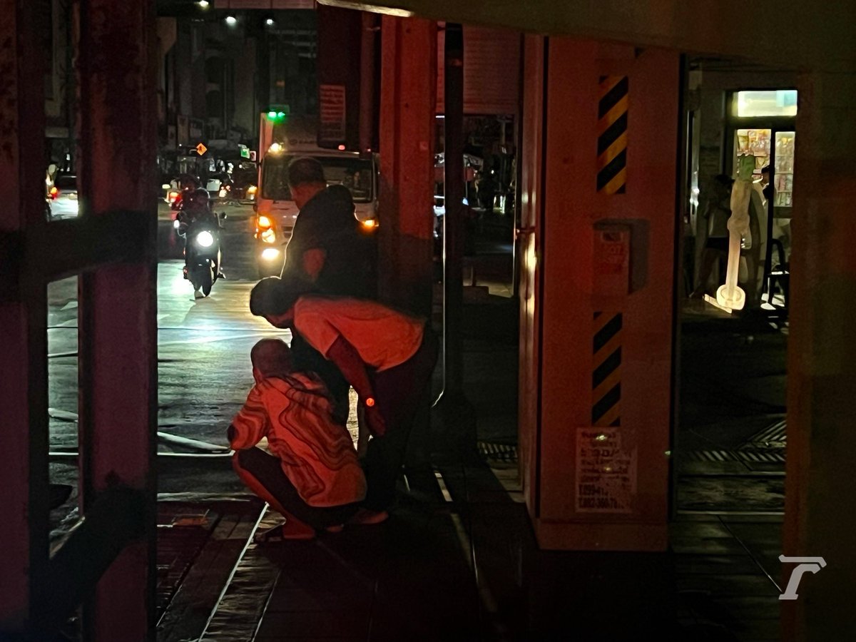 การไฟฟ้าฯ แจ้งเหตุ #ไฟดับ หลายพื้นที่ ย่านสะพานควาย พญาไท ประดิพัทธ์ พระราม 6⁣
⁣
5 สิงหาคม : ผู้สื่อข่าวรายงานว่าผ่านไปกว่า 2 ชั่วโมงหลังจากเกิดเหตุไฟฟ้าดับในหลายพื้นที่ย่านสะพานควาย เขตพญาไท กรุงเทพฯ หลายพื้นที่ไฟฟ้ายังไม่กลับมาใช้งานได้ แต่บางจุดพบว่า ไฟเริ่มกลับมาแล้ว