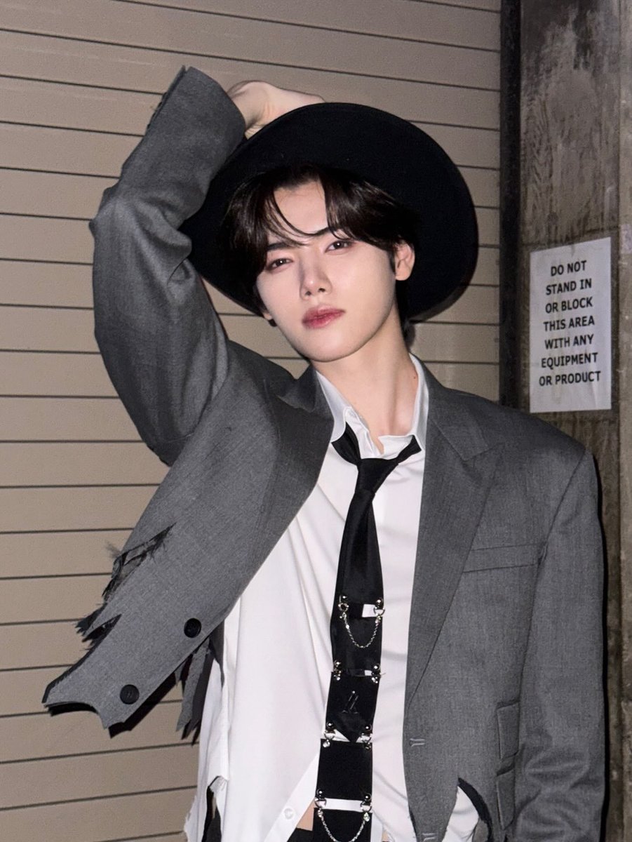 JungHyebin_'s tweet photo. AKHIRNYA MELIHAT PAK SUAMI UPDATE FOTO TERBARU DI INSTAGRAM😖🩷🩷🩷 GANTENG BANGET YAALLAH, MAU NANGIS AJA RASANYA SAKING GANTENG DAN ADUHAIII NYA SUAMI😭🔥BISA BANGET YA UPLOAD NYA MALAM-MALAM BIAR AKU GULING-GULINGAN DI KASUR... MAS BISA NGGAK GANTENG NYA TUH DI KONTROL!!!😘😘 https://t.co/bYOt9ufulP