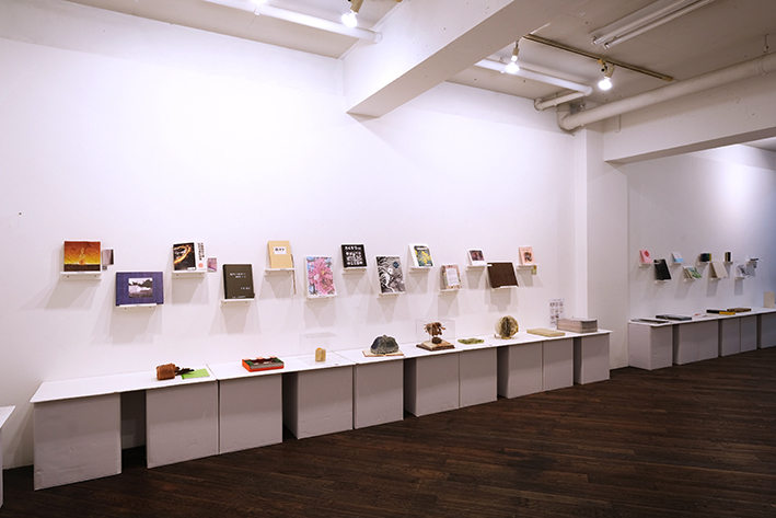 thelibrary_2018's tweet photo. いよいよ本日12時、「THE LIBRARY 2025が開幕します。展示作業後に撮影した会場写真を公式サイトにアップしました。以下のアドレスでご覧ください。
https://t.co/u9TTCz4fCc
本日は19:20より、出品者の朗読などによるオープニングイベント「声の夜」が行われます。 https://t.co/ZU9WtQ0I9H