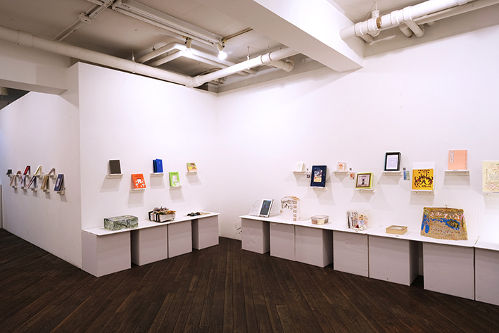 thelibrary_2018's tweet photo. いよいよ本日12時、「THE LIBRARY 2025が開幕します。展示作業後に撮影した会場写真を公式サイトにアップしました。以下のアドレスでご覧ください。
https://t.co/u9TTCz4fCc
本日は19:20より、出品者の朗読などによるオープニングイベント「声の夜」が行われます。 https://t.co/ZU9WtQ0I9H