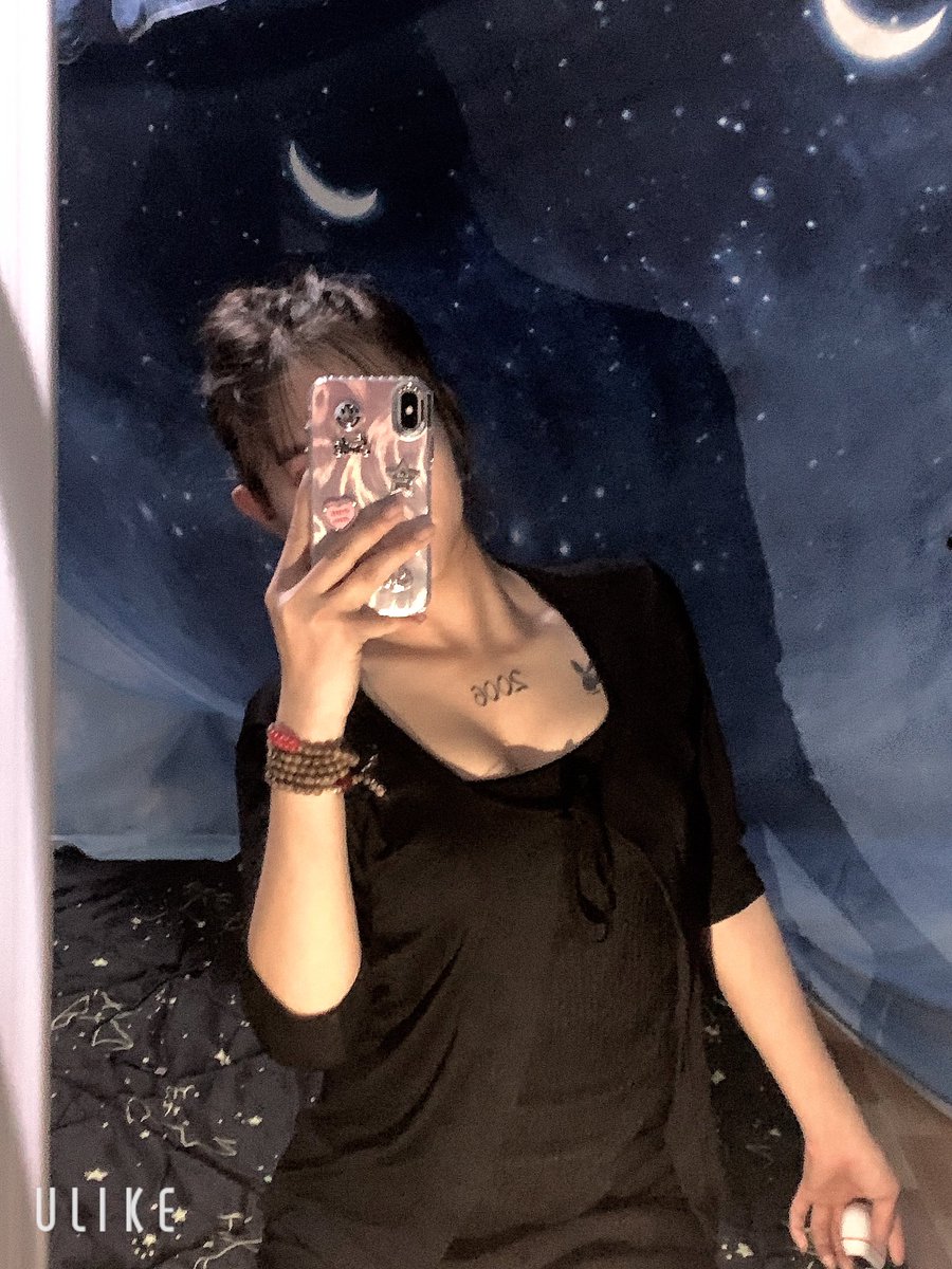 Nhan sắc thì phải lụi tàn 
 Thôi thì còn đẹp thì tha hồ mê trai 😇😇❤️❤️Hihi
