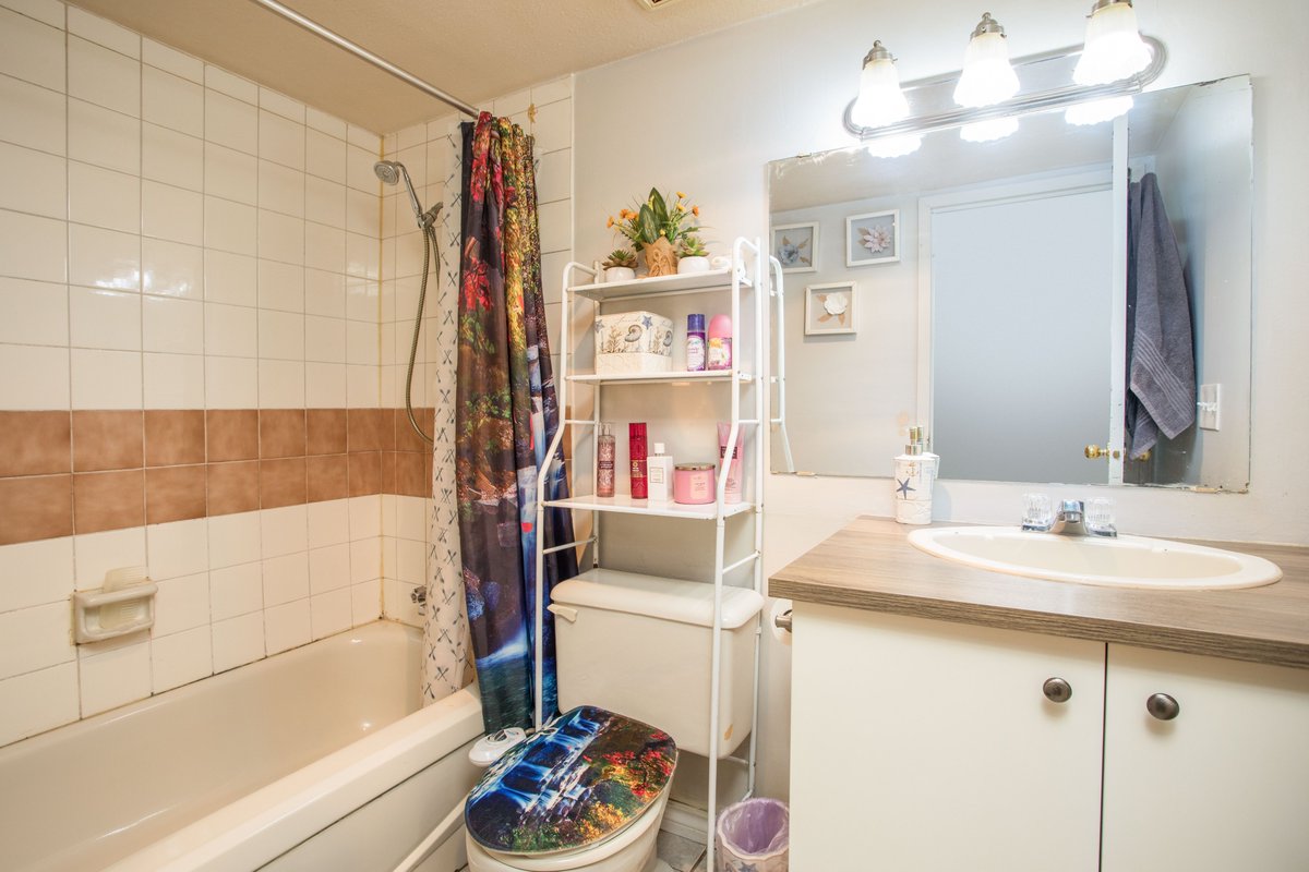 sellingYVR's tweet photo. 🏡NEW LISTING

📍308 10468 148 St, Guildford, North Surrey
💰 $375,000
🛏️ 1 | 🛁 1 | 📏 659 sqft 

A well-maintained, fully rain-screened building w/ upgrades including windows, sliding doors, siding &amp; deck membranes. 

For a private showing: Cheryl@hillandharbourgroup.com https://t.co/NtuSBIBxjJ
