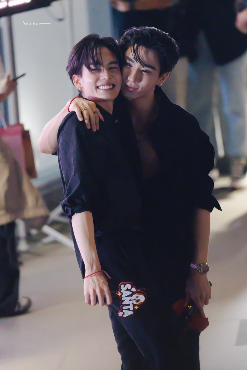 heeyosn's tweet photo. @Yangnyeom9492 둘이 키가같아 ㅋㄱㄱ https://t.co/BMZjiu2cD3
