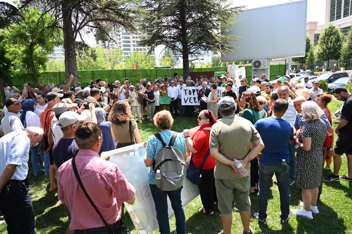 Bugün Çevre Şehircilik ve İklim Değişikliği Bakanlığı önünde Kırşehir'in geleceğine sahip çıkmak için toplanan tüm duyarlı hemşehrilerimize; dernek, vakıf ve sendikaların temsilcilerine, destek veren siyasi partilere, muhtarlarımıza, basın mensuplarına ve bu haklı mücadelemizde