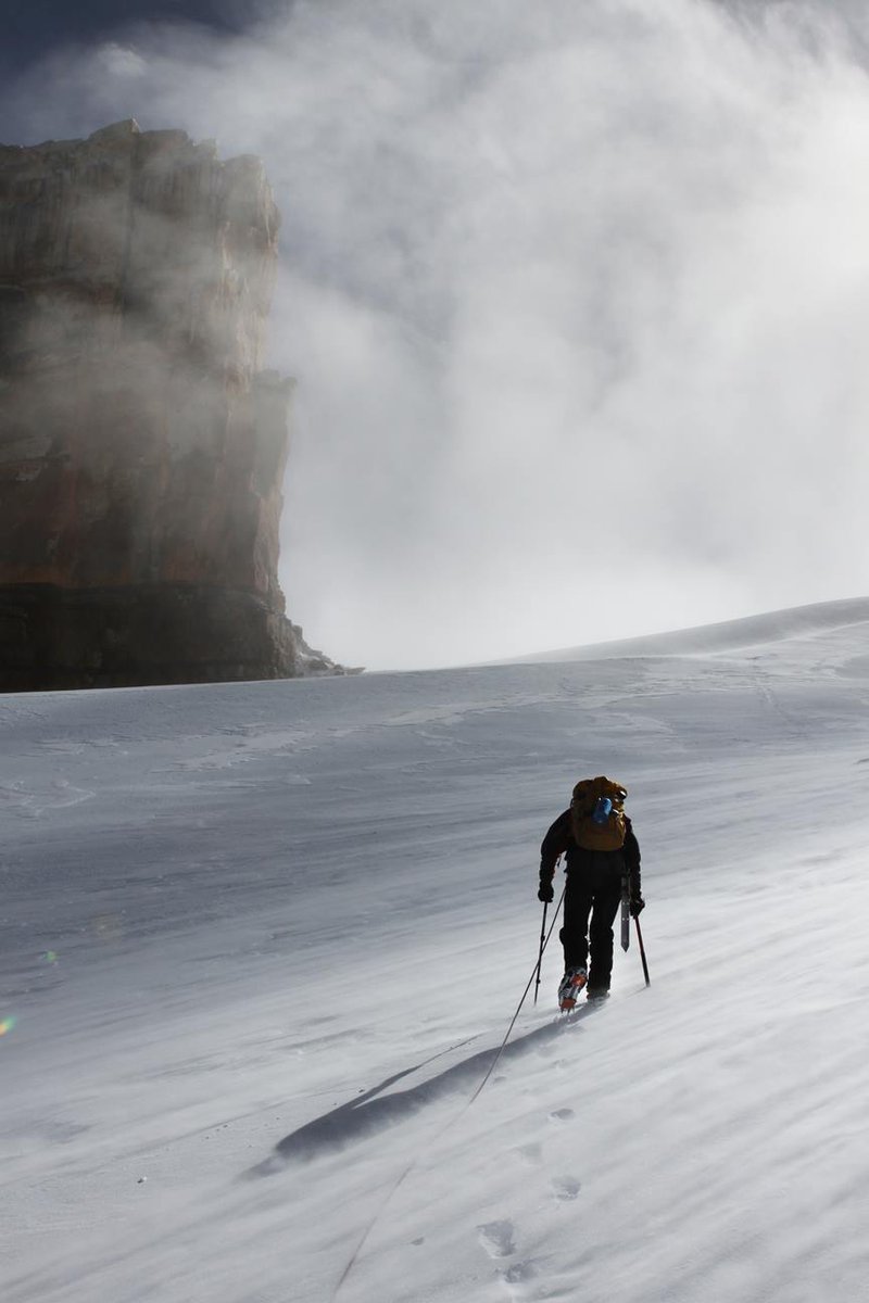 Hoy, 5 de agosto, es el día internacional del montañista. Por eso quiero dejarles esta foto del ascenso al glaciar del Pan de Azúcar en el Sierra Nevada del Cocuy con la majesuosidad del Púlpito del diablo en un amanecer helado de Alta Montaña. La foto la tomé años antes de la