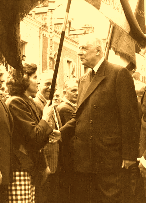 22 mai 1965. Fresnay-sur-Sarthe. Elle le voit pour la première fois. Mais elle l'admire depuis 25 ans. Lui ne la connaît pas. Mais il tient à la saluer. Agent de liaison à 16 ans, rescapée de Buchenwald, elle est la France qui s'est battue. Et a vaincu. Andrée Dupont-Thiersault.