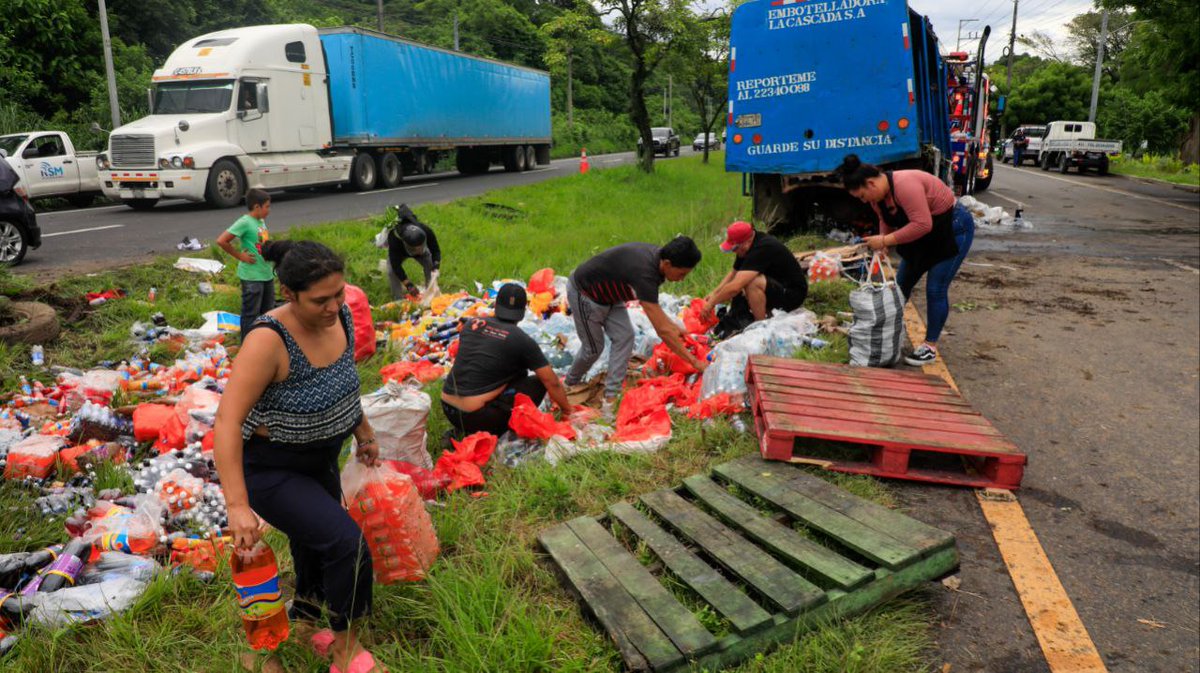 LaHuellaSV's tweet image. 🚨 Luego de un accidente vial, varias personas se acercaron al lugar no para ayudar, sino para llevarse los productos que quedaron esparcidos sobre la carretera.

Las imágenes han generado indignación entre usuarios en redes sociales.

 ¿Qué opinás?
