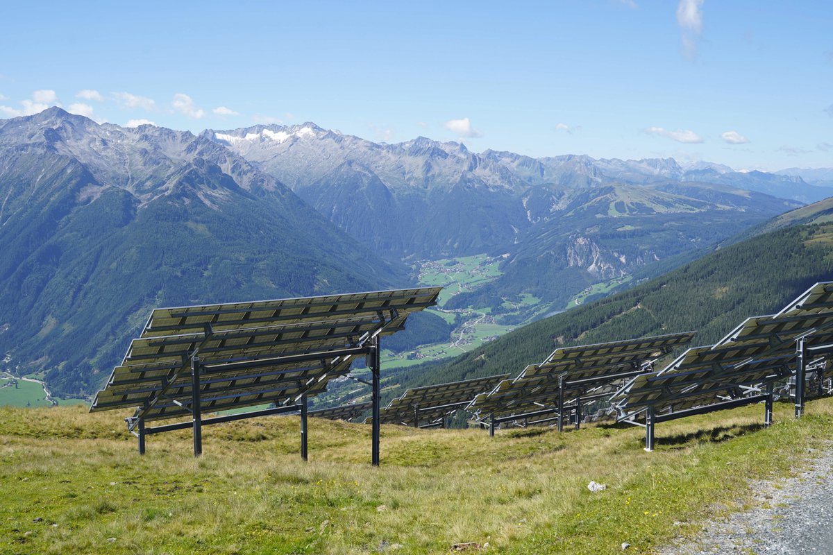 Ein cooles Highlight der #Energiewende in den österreichischen Alpen. Die Winter-#Photovoltaik wird steiler aufgestellt und erzielt durch die starken Reflexionen des Schnees auch in den Wintermonaten sehr gute Erträge.