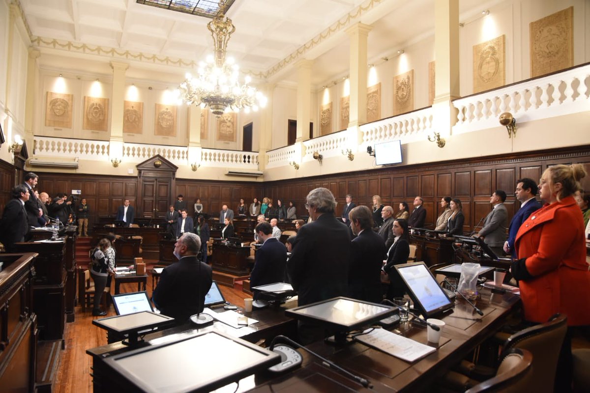 🏛️𝗠𝗮𝗿𝘁𝗲𝘀 𝗱𝗲 𝗦𝗲𝘀𝗶ó𝗻.

✅Aprobamos con modificaciones una iniciativa que busca frenar el crecimiento del parque de tragamonedas y fortalecer el control estatal.🎰📝