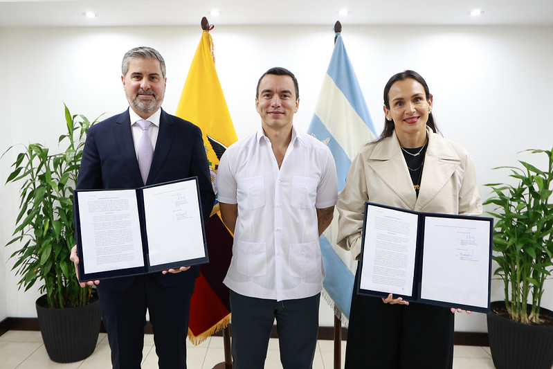 La nueva medida anunciada por el presidente Daniel Noboa preocupa al sector ambiental. Señalan que la entrega de licencias para actividades que pueden afectar el ambiente queda en manos del ministerio que promueve la extracción minera y petrolera. 2/9 tinyurl.com/3wzaxpsv