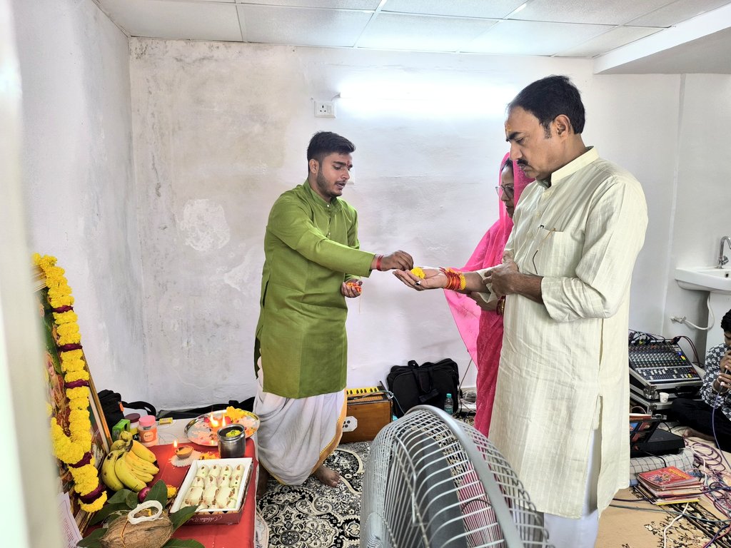 Bpsingh_bjp's tweet photo. आज प्रातः चार इमली स्थित निवास पर श्रद्धा और भक्ति भाव से "सुंदरकांड पाठ" का आयोजन किया गया।🌺🕉️

श्रीरामचरितमानस के इस दिव्य अध्याय के पाठ से वातावरण राममय हो उठा। 📿

जय श्रीराम।🚩

#SundarkandPath #RamBhakti  #PannaVidhansabha #JaiShriRam https://t.co/zpIuOpncnL
