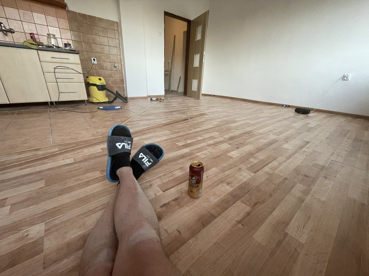 Uz je po 19, tak mozem zverejnit aj moju dnesnu pracu… kuchyna rano a kuchyna teraz😁 
Ocec Leo ma 15 minutovu pivnu pauzu🤭