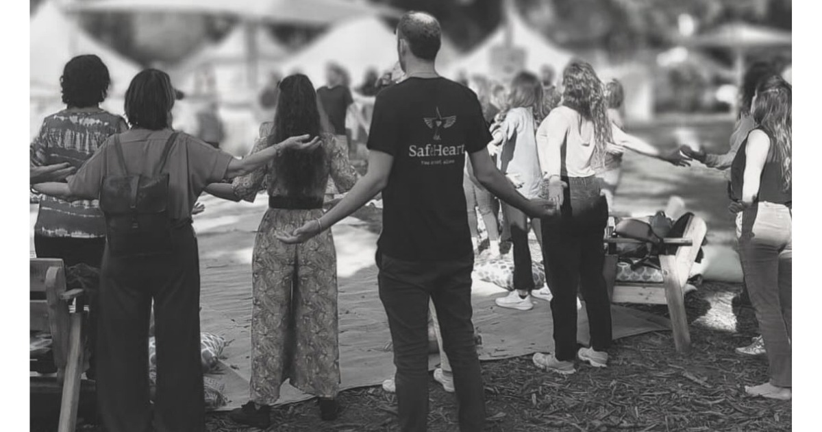 SafeHeart recently launched a groundbreaking new initiative as part of its Survivors’ Family Support Program: a Parent–Survivor Healing Retreat. 

Learn more about how SafeHeart provides support for the survivors of the music festivals on October 7: shalomdc.org/healing-togeth…