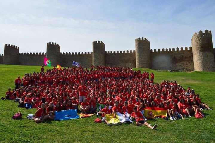 FeEspana's tweet photo. Durante la tarde del miércoles 5 fueron llegando #jóvenes de toda España y Europa. El sueño de una suerte de pequeña JMJ en la ciudad de #LaSanta empezaba a hacerse realidad.
Imagen de una de las diócesis más numerosas: @DiocesisMalaga https://t.co/6aNHsWUmLA