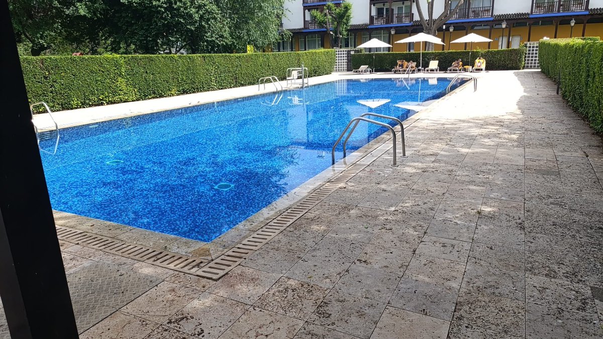 Escápate del calor y ven a refrescarte a nuestra maravillosas piscinas en los <a href="/paradores/">Paradores de Turismo</a> de #Almagro y #Manzanares. Disfruta de la mejor gastronomía, la historia y de una tierra única.