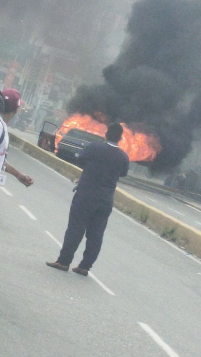 Reportan 
Av. Principal de los Ruices 
Vehículo en combustión 

Autoridades en ruta 
🚒🚓

📸Cortesía 

13:06hrs
