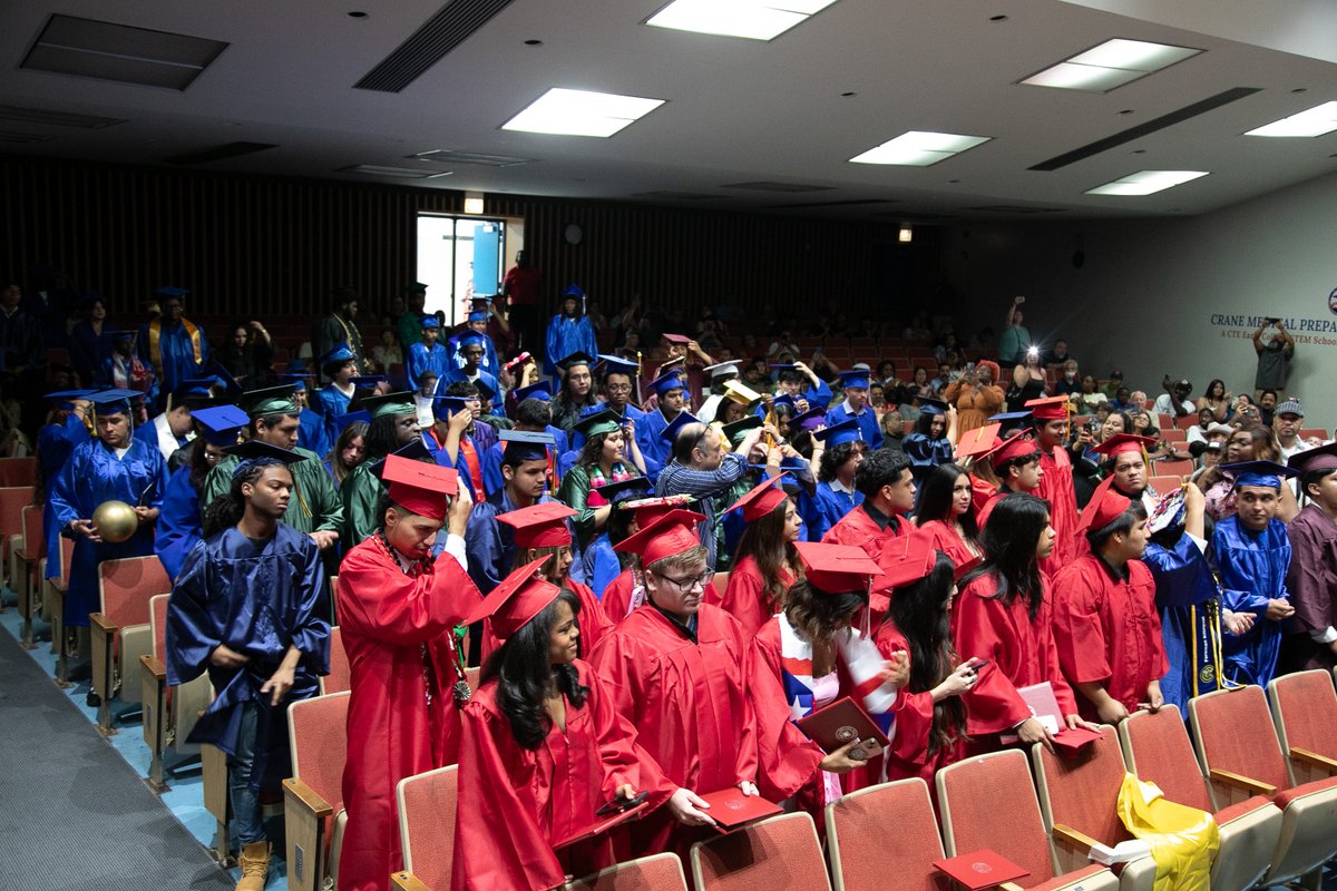 ChiPubSchools's tweet image. 🎓 Hats off to our summer graduates — you did it!

Your hard work &amp;amp; perseverance brought you to this moment, &amp;amp; we couldn’t be prouder of all you’ve accomplished! Alongside our families, COO Charles Mayfield, CBOE President Sean Harden, &amp;amp; CPS leaders honored the #Classof2025…