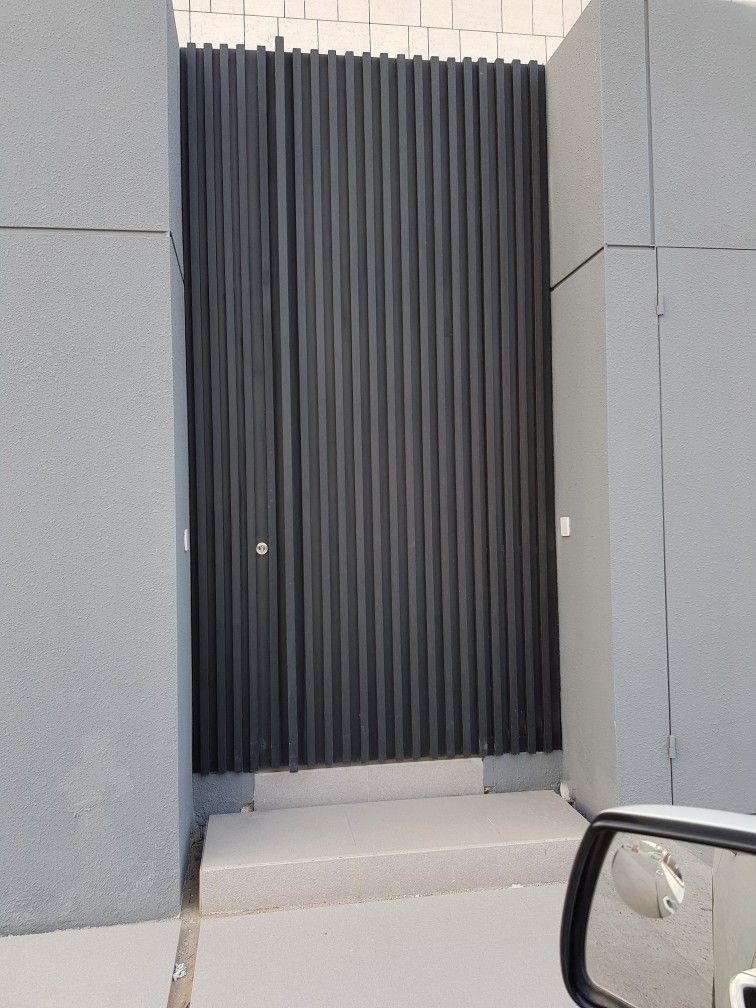 إذا بتختار باب حديد، ركز على التالي:
🔸 سمك الحديد (ليزر 4 أو 6مم / دبل صاج 1.8مم / مبروم من 8-21مم)
🔸 الحلق يركب قبل اللياسة ويتعبى خلطة
🔸 العزل الداخلي (فوم للصوت / صخري للحرارة)
🔸 دهان ناري يعالج العيوب أو حراري (فرن)
🔸 إكسسوارات رمان بلي
🔸 الضمان حسب جودة الدهان من 2 إلى