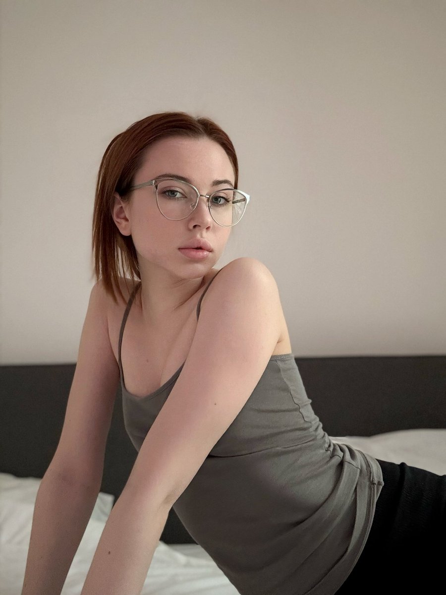 Some women sparkle loud. I shine quietly.
onlyfans.com/luisa_firee/c8
Say Hi on my link, and I’ll show you something soft and sincere 💌