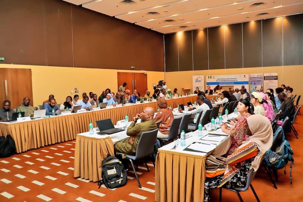 Le 30 juillet, M HATTA, Chef de Mission Adjoint de l'Ambassade, a participé  à la réunion semestrielle du Comité de pilotage (COPIL) de la Coopération japonaise dans le secteur de la Santé. 
7月30日、八田参事官は、保健分野での日本の協力にかかる運営委員会（COPIL）に出席しました。