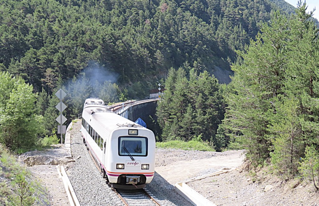 Retour des trains en gare de Canfranc ▶️ ow.ly/epwO106i1NF