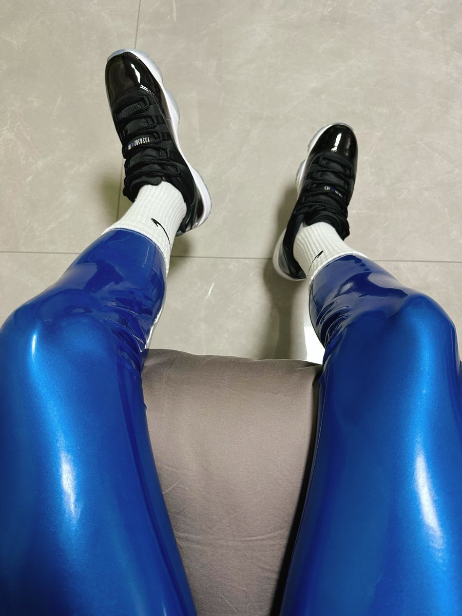 heademptyness's tweet image. 我看看是谁穿到了球老师的原味胶衣🥰