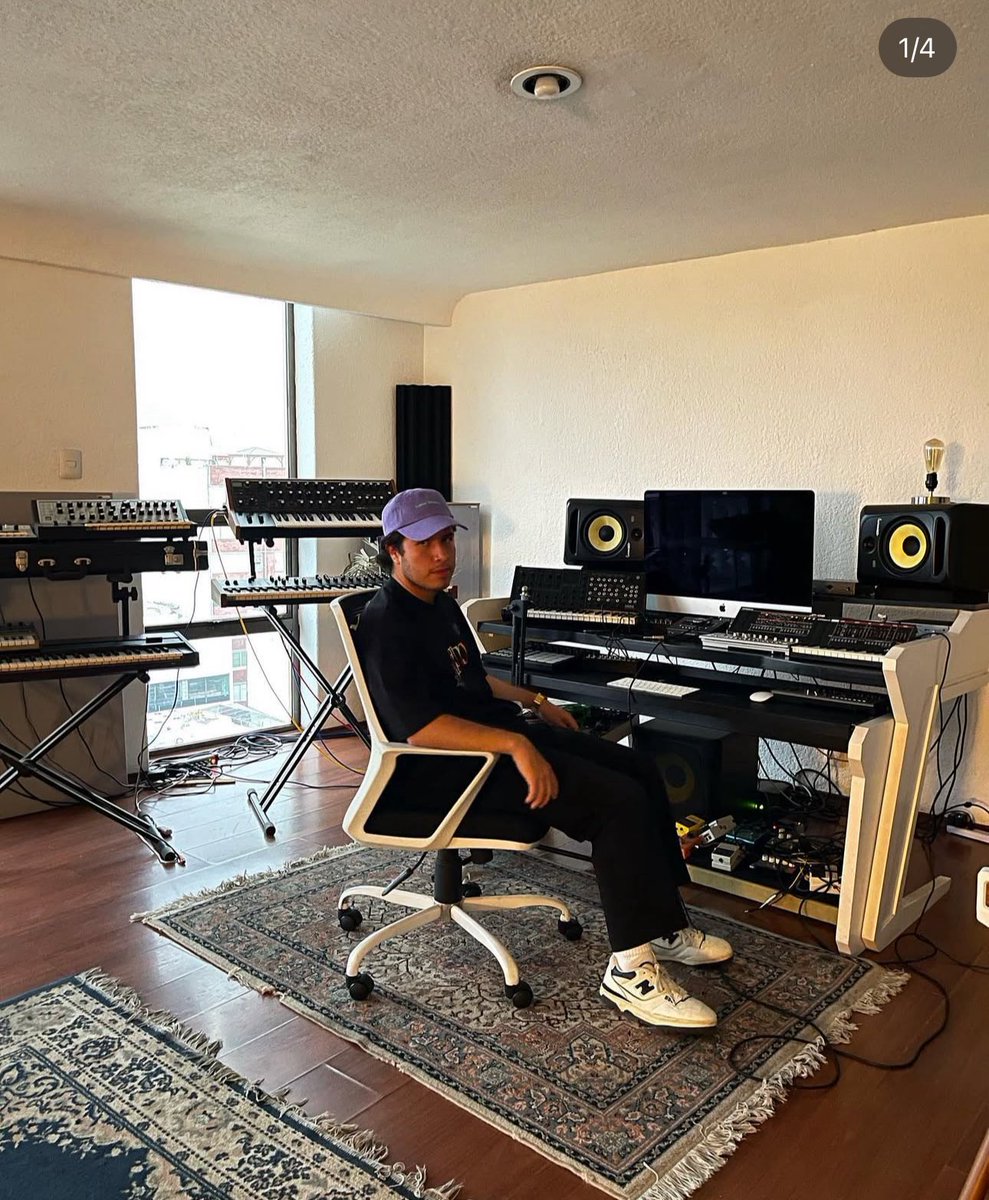 Produzco y compongo música con intención y visión.

He formado parte de proyectos que conectan sin forzarla ni seguir fórmulas.

Si buscas a alguien que entienda hacia dónde va tu sonido, hablamos.

📩 Producción | Composición | Dirección musical