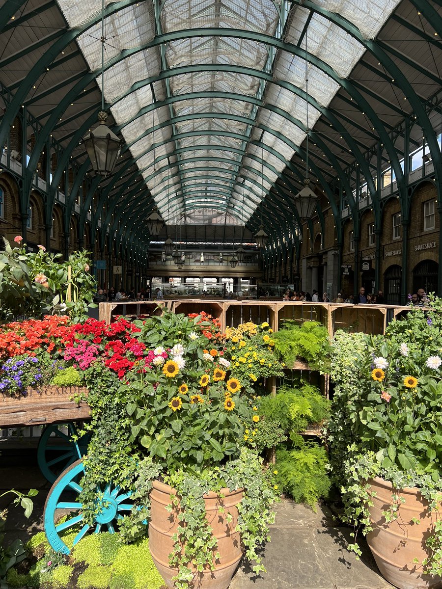 يا مبسمٍ ربي من الورد سوّاه 
كاملٍ مابه من العذاريب ذرّه