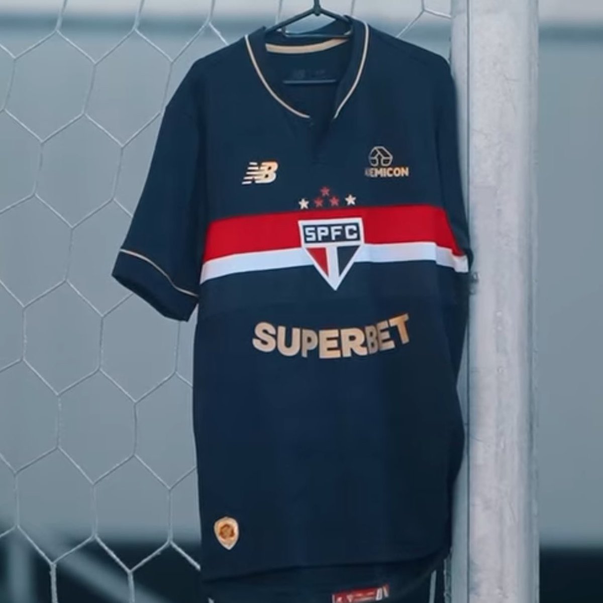 OGabrielSa's tweet photo. Nova terceira camisa do São Paulo, inspirada na camisa de goleiro do Rogério Ceni no Mundial de 2005. Curtiram? https://t.co/qcOM4Pr6nx