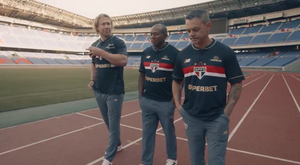 OGabrielSa's tweet photo. Nova terceira camisa do São Paulo, inspirada na camisa de goleiro do Rogério Ceni no Mundial de 2005. Curtiram? https://t.co/qcOM4Pr6nx