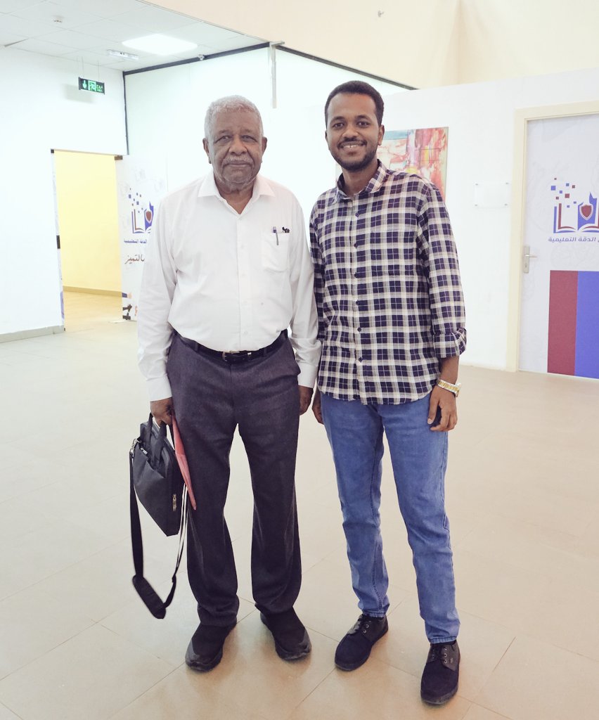 من مرارات الحرب أنها حرمتنا من مجالسة أستاذتنا الكرام، نرتوي من علمهم ونُهذب بأخلاقهم. منذ يومي الأول طالبًا في الكلية وأنا أترقب لحظة الجلوس في مقام العديد من الأسماء، وها هو القدر رغم كل العواصف، قد رتّب لي موعدًا مع هذه الأمنية❤️.

شخصي الضعيف بجوار: بروفيسور محمداحمد عبدالله.