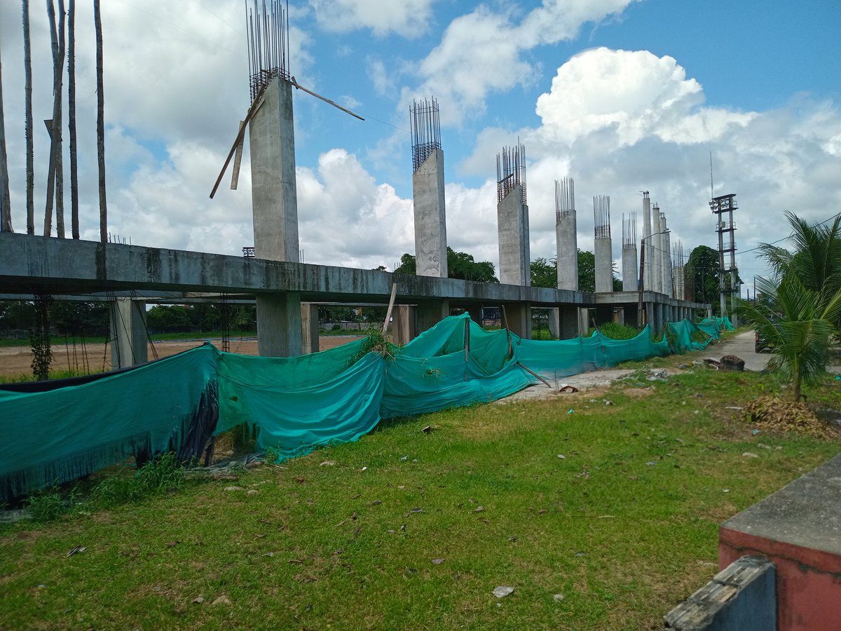 leonardogvargas's tweet photo. Este es el estadio de Leticia. Una obra  inconclusa para mostrar este 7 de agosto. Quien responde?
@petrogustavo @MinDeporteCol 
@BluRadioCo @CaracolRadio https://t.co/0mHAxu1QfQ