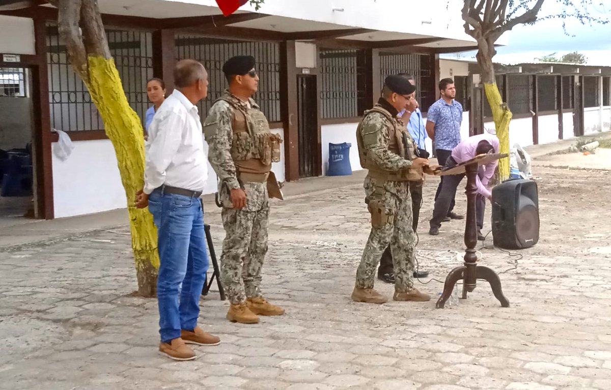 [SUCRE] ¡Juntos formamos ciudadanos íntegros y responsables!📚

220 estudiantes de la Unidad Educativa Leonidas Plaza compartieron el #MomentoCívico junto a las <a href="/FFAAECUADOR/">Fuerzas Armadas del Ecuador</a> y docentes, con el objetivo de fortalecer valores y el compromiso por un futuro mejor.💙

#ElNuevoEcuador