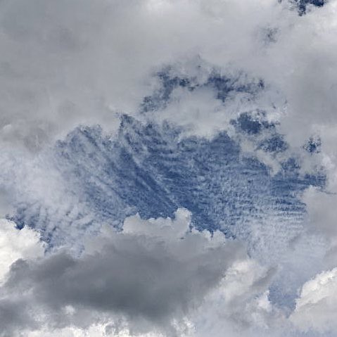 Spektakuläres Streifenmuster über den Wolken😍,
am raren blauen Himmel über München.
Leider hat sich der wochenlange Dauerregen zum Abend hin wieder durchgesetzt.
Die Bauern haben keine Chance, den Weizen zu ernten, aber Wettermanipulation durch Geoengineering findet nicht statt!