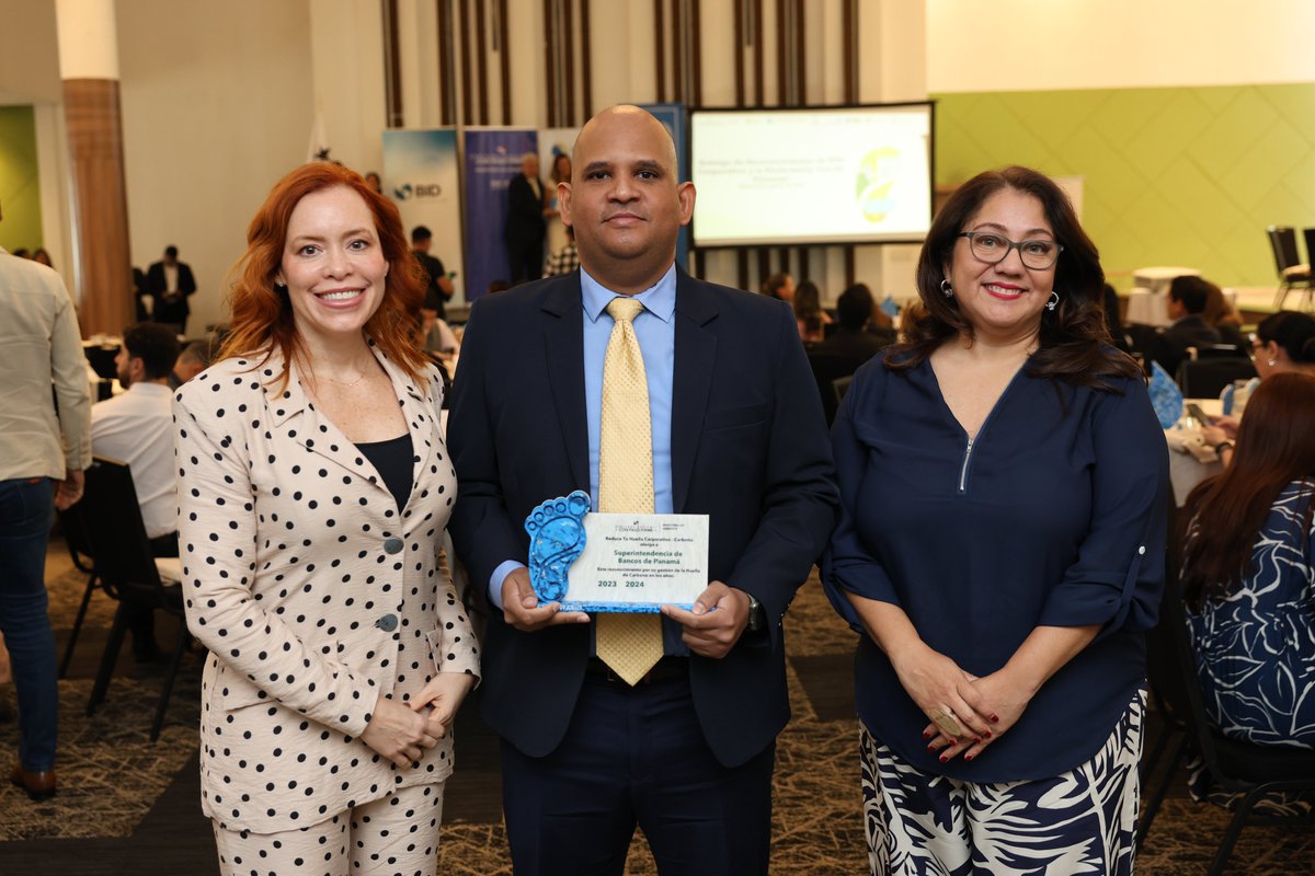 Superbancos_Pa's tweet photo. 🌍SBP, reconocida por su compromiso con el planeta
Hoy fuimos reconocidos por el @MiAmbientePma en el programa Reduce Tu Huella Corporativo, por nuestro compromiso real con la sostenibilidad, la reducción de emisiones y el uso responsable del agua.
#SBPteInforma https://t.co/V6RVC66z8e