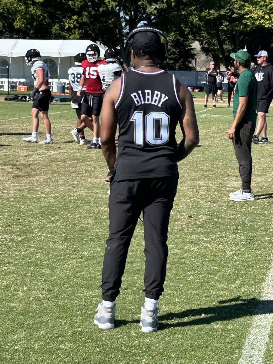 heykevinjohn's tweet photo. Sac State head football coach Brennan Marion is rocking a Kings Mike Bibby jersey at practice this morning. Both Marion and Bibby will be leading their respective programs (football and basketball) at Sac State this year. https://t.co/MMjnEmgtj0
