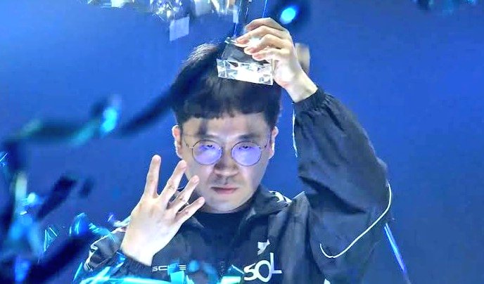 Spreading hate for <a href="/holyknee/">KIWOOM DRX｜KNEE</a> needs to sit down and drink some CHAI..!!!

He’s not just a GOAT. He was Tekken before Tekken was global. In 2009, we Pakistanis were watching his matches like tutorials...

Y'all were in diapers while he was out there perfecting TAUNT JET UPPER 🍼👶🏻