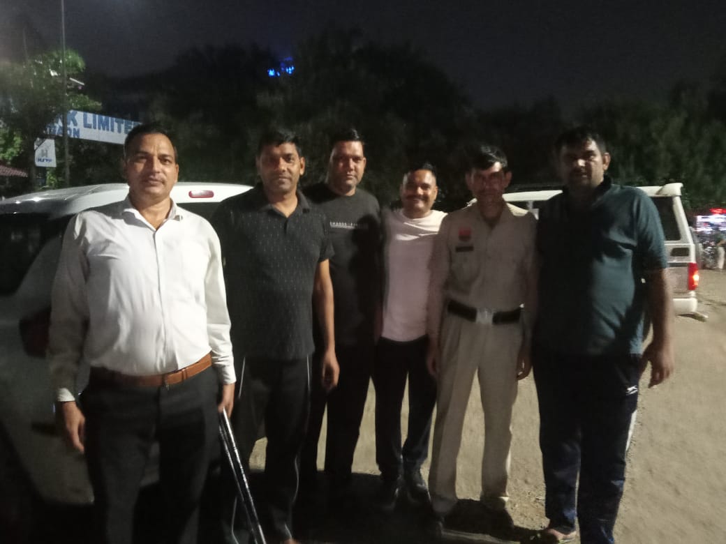 MunCorpGurugram's tweet photo. 🚨🌙 #Night सेनिटेशन सिक्योरिटी फोर्स तैयार! #Ward28 पार्षद #KunalYadav के साथ क्षेत्र का दौरा।
अब सार्वजनिक स्थानों पर कचरा या मलबा फेंकने वालों की खैर नहीं।
शहर को गंदा करने वालों पर हो रही रात में भी कड़ी निगरानी और सख्त कार्रवाई।
🧹✨ स्वच्छ गुरुग्राम, हम सबकी जिम्मेदारी
#SwachhGurugram #CleanCity #SanitationSecurityForce #MyCityMyResponsibility