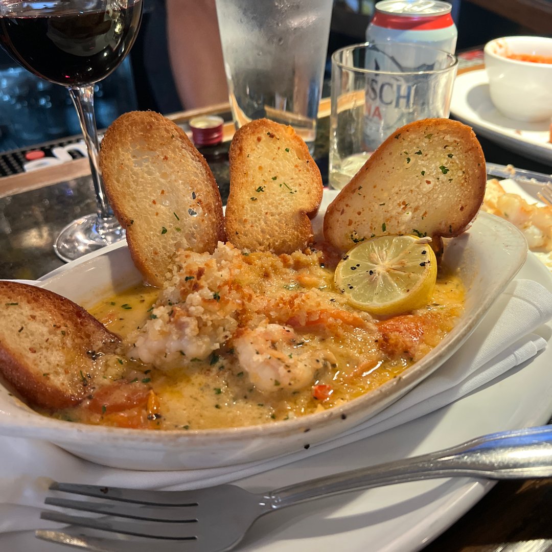 Generations of St. Louis families have gathered around a <a href="/farottos/">Farottos</a> table, and it’s easy to see why!

Whether it’s pizza night or time for a full spread, there is something for everyone 🍕❤️

#GiftAMeal #Farottos