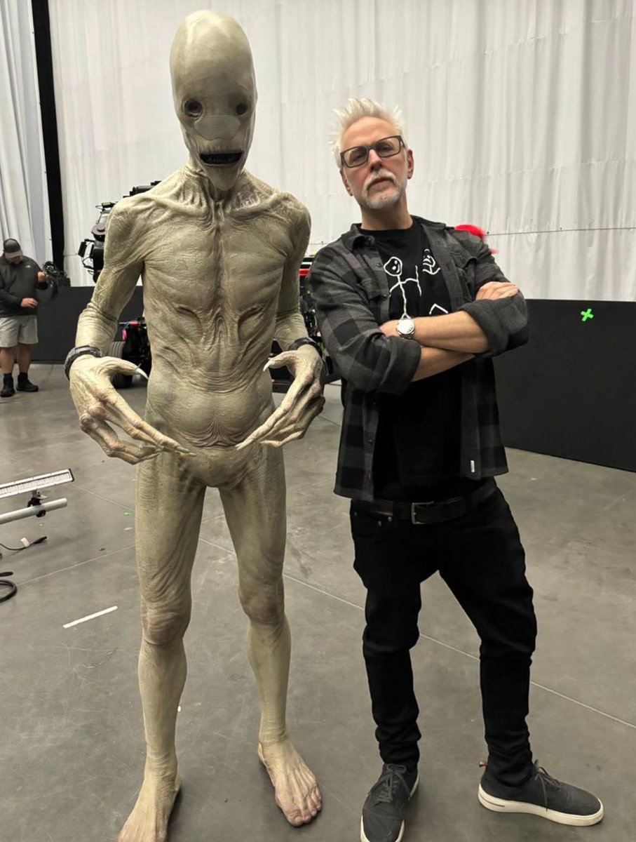 Un ser horrible y abominable y al lado el personaje de Mr. Handsome de la nefasta película de #Superman.

#SorryNotSorry