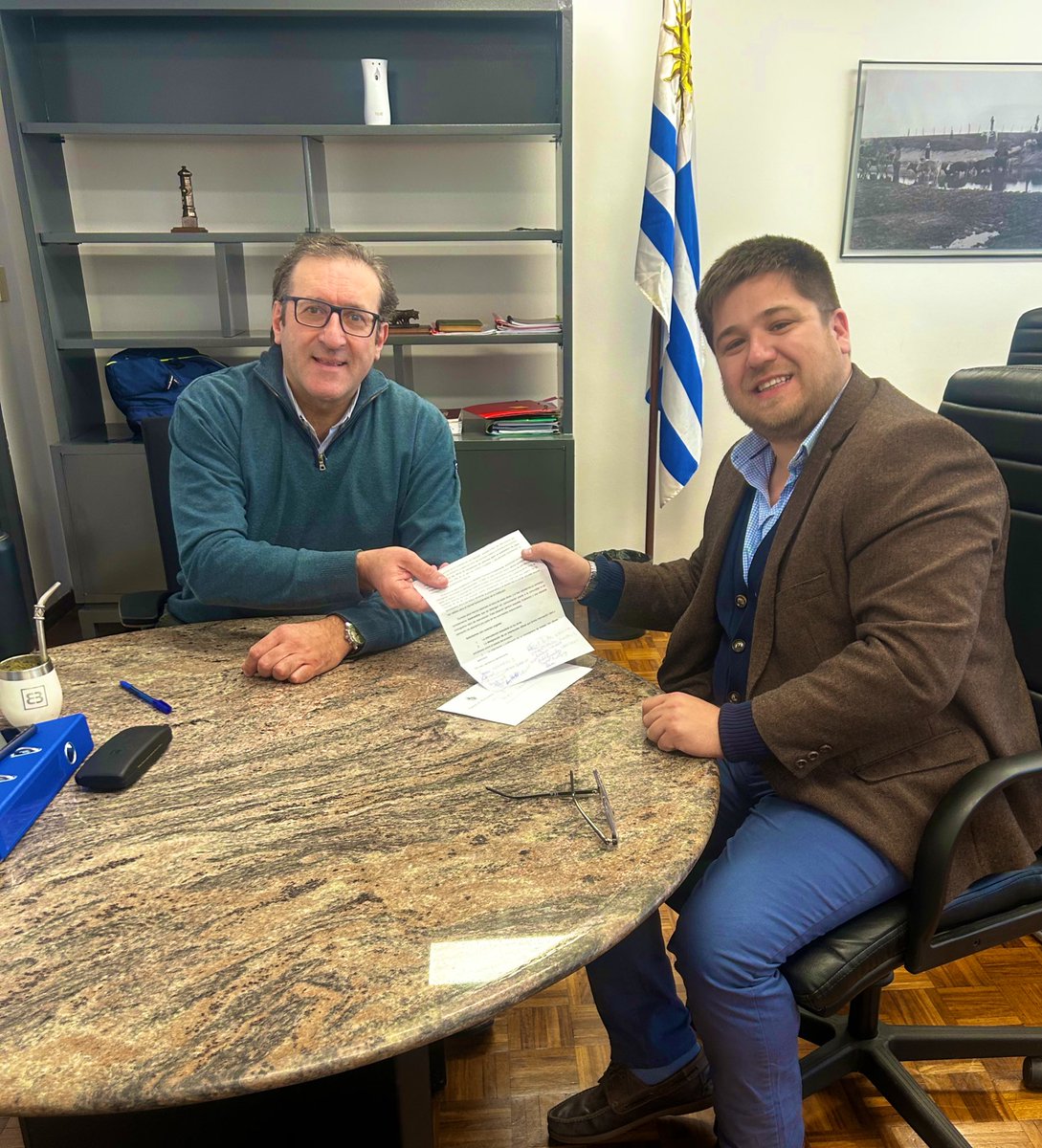 Hoy estuve con el Director de <a href="/OSE_Uruguay/">OSE</a> Jose Amy para entregarle personalmente una carta de los vecinos del poblado “los Vázquez” para que se concrete la llegada de agua potable a la escuela rural Nº89 donde concurren 25 niños de la zona y los vecinos también se puedan