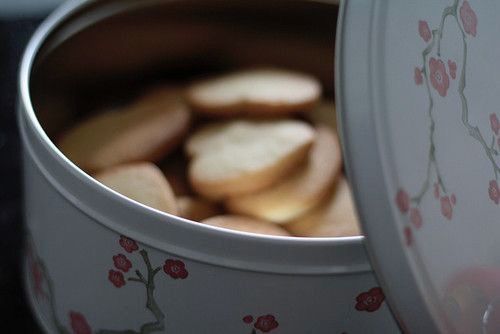 [Отправляет в общий чат]

Федя на службе, вырваться не может, но мне от него перепала целая кастрюля самого вкусного и мягкого в мире печенья. Это, конечно, не кексы, но..